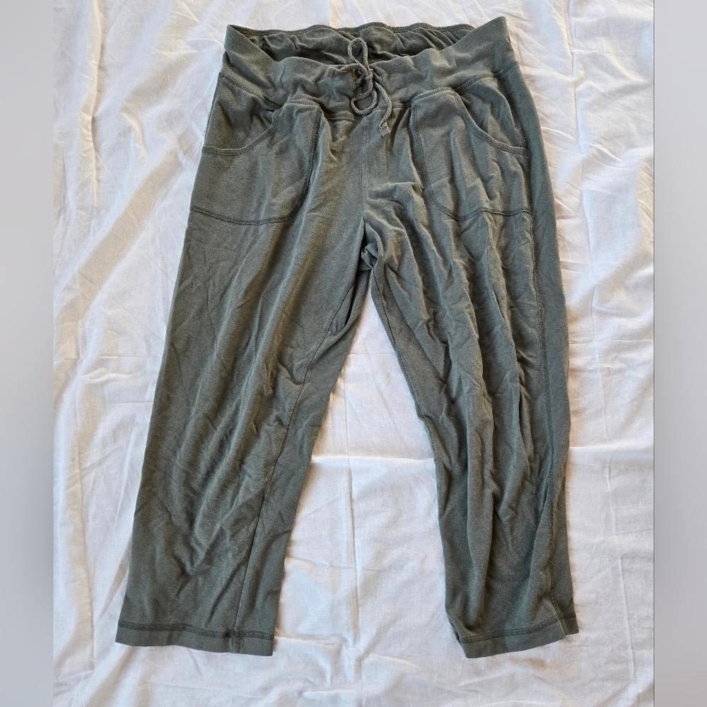 Athletic Works army green drawstring lounge Capri M (8-10)